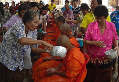 717px-Songkran_in_Wat_Kungthapao_05