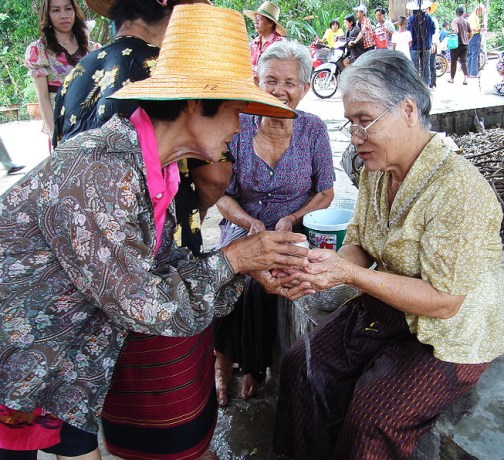 800px-Songkran_in_Wat_Kungthapao_03